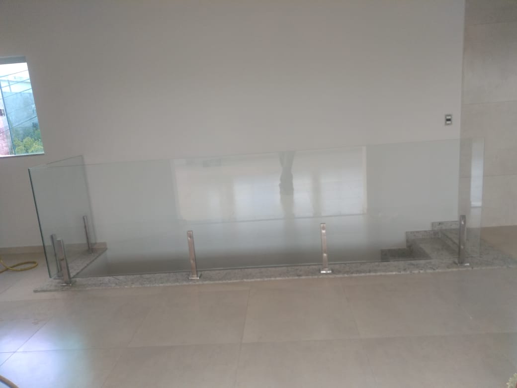 Guarda corpo vidro incolor com torres inox.jpeg